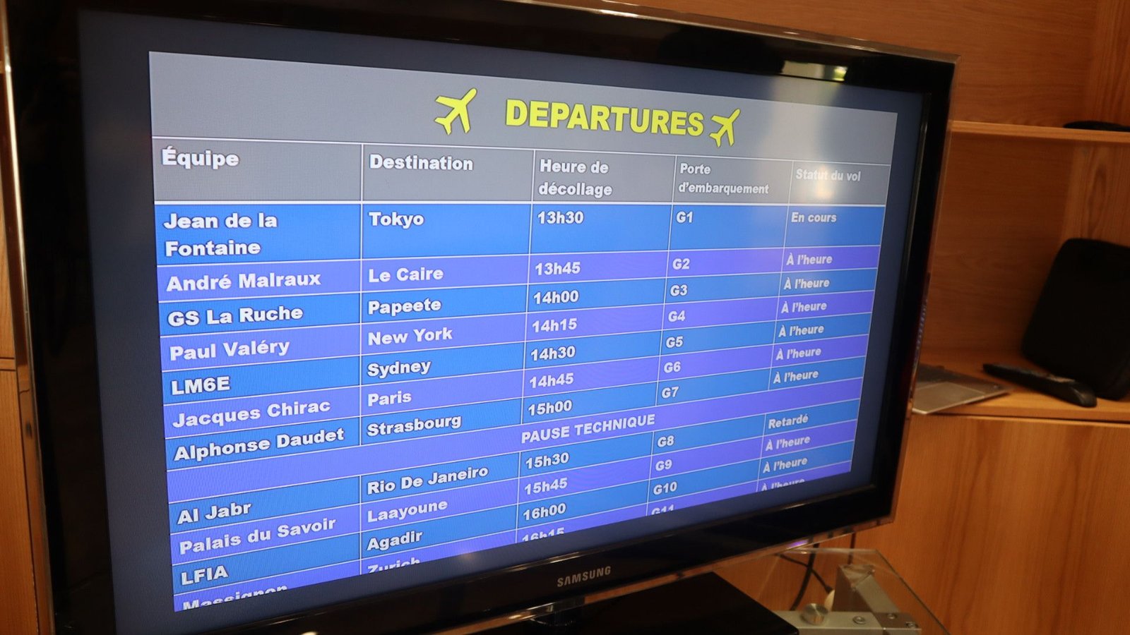 Tableau des équipes façon départs d'aéroport, thème TravelTech de Hack Ton Futur 2025