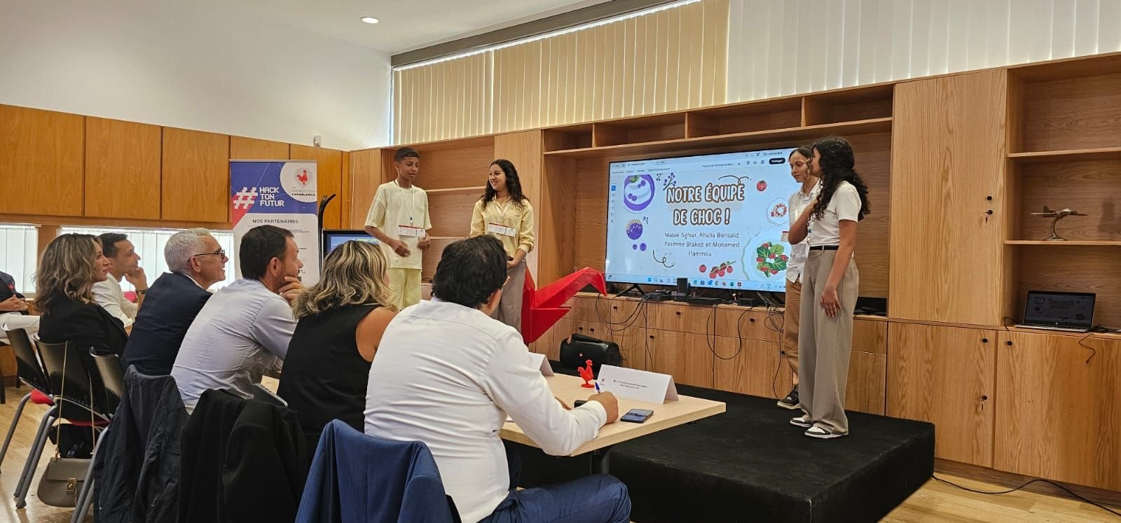 Élèves présentant leur projet devant le jury à Hack Ton Futur 2025